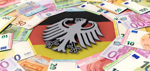 Das Fotos zeigt den Bundesadler umgeben von Geldscheinen.