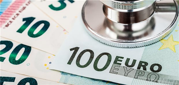 Gemäß dem neuen Modell zieht die KV vom Garantiehonorar je Hausbesuch zunächst 100 Euro ab. Rechnet der Arzt den durchgeführten Hausbesuch richtig ab, erhält er dafür 116,12 Euro.