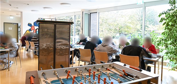 Maßregelvollzug – mehr Klinik als Knast Gemeinsam: Auf den Stationen gibt es neben dem Essensraum auch gemütlich eingerichtete Wohnzimmer mit Topfpflanzen, Fernsehern und Brettspielen.