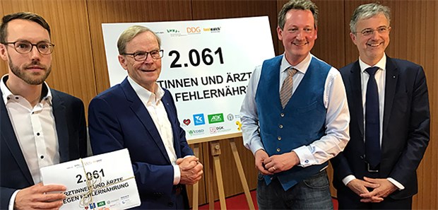 Fehlernährung und Adipositas: Ärzte machen Druck Gemeinsam aktiv (von links nach rechts): Oliver Huizinga, Foodwatch, Dr. Dietrich Garlichs, Deutsche Diabetes Gesellschaft, Dr. Eckart von Hirschhausen und Dr. Martin Litsch, AOK Bundesverband, überreichen den offenen Brief an die Bundesregierung.