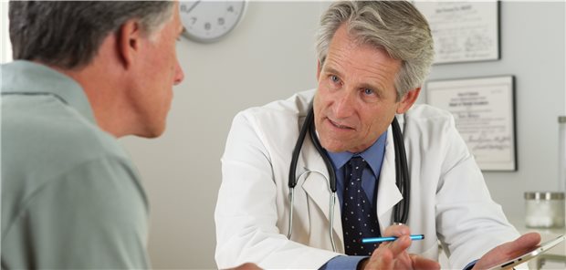 Wie Ärzte gemeinsam mit Patienten entscheiden Gemeinsam, auch mit Hilfe digitaler Medien, beraten Arzt und Patient Therapieoptionen.