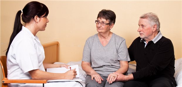 Ärzte in Westfalen-Lippe wollen bessere geschlechterspezifische Gesundheitsversorgung Gemeinsam beim Arzt: Die medizinische Versorgung ist nicht überall spezifisch auf das Geschlecht zugeschnitten. Die Ärztekammer Westfalen-Lippe fordert daher eine Stärkung der Gendermedizin.