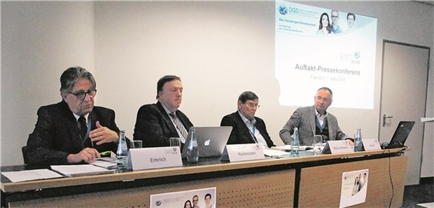 "Die Krankenkassen sind nicht die Sparkasse" Gemeinsam engagiert für Schmerzpatienten: Dr. Oliver Emrich und Dr. Johannes Horlemann (beide DGS-Vizepräsidenten), Dr. Gerhard Müller-Schwefe (DGS-Präsident), Dr. Michael Überall (DGS-Vizepräsident , von links).
