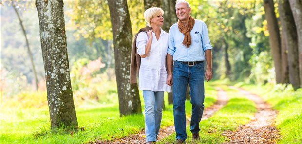 Gemeinsam flott unterwegs? Zumindest für Seniorinnen scheint die Gehgeschwindigkeit ein Indikator für kardiovaskuläre Gesundheit zu sein.