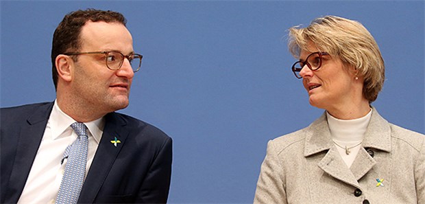 Neue Forschungsstrategie gegen Krebs Gemeinsam gegen Krebs: Jens Spahn, Bundesminister für Gesundheit, und Anja Karliczek (beide CDU), Bundesministerin für Bildung und Forschung, stellen während einer Pressekonferenz den Startschuss der Nationalen Dekade gegen Krebs vor.