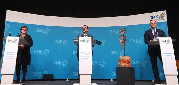 GMK: Corona-Boostern für alle und mehr Tests in Pflegeheimen Gemeinsam gegen die vierte Welle (v.l.n.r.): Petra Grimm-Benne (SPD), Sozialministerin von Sachsen-Anhalt, Klaus Holetschek, Bayerns Gesundheitsminister und Jens Spahn (CDU), geschäftsführender Bundesgesundheitsminister, am Freitag in Lindau.