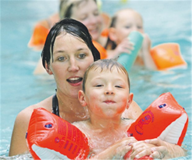 Mehr Patientenrechte - nicht gegen die Ärzte Gemeinsam macht schwimmen Spaß: doch Kassen bewilligen Mutter-Kind-Kuren selten. Das soll das Patientenrechtegesetz ändern.
