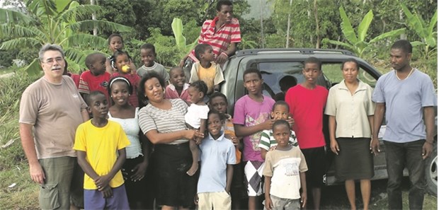 Hausarzt hilft Menschen in Not Gemeinsam stark: Menschen, die durch die Arbeit der Haiti-Not-Hilfe ein neue Perspektive bekommen haben.