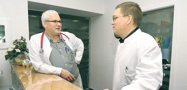 Zulassungsausschuss kassiert mehrfach Gemeinsam unter einem Dach? Dann darf der Zulassungsausschuss Gebühren nur einmal, für die Praxis, erheben.