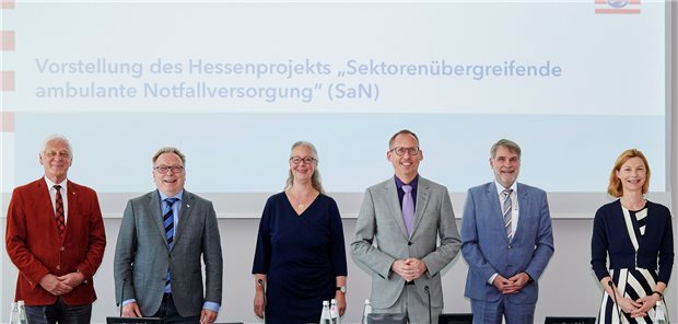 Gemeinsame Anstrengungen für die Notfallversorgung in Hessen: KV-Vize Eckhard Starke, Ärztekammer-Präsident Edgar  Pinkowski, vdek-Landeschefin Claudia Ackermann, Sozialminister Kai Klose, HKG-Direktor Stefan Gramminger und AOK-Vorstand Isabella Erb-Hermann (v.l.).