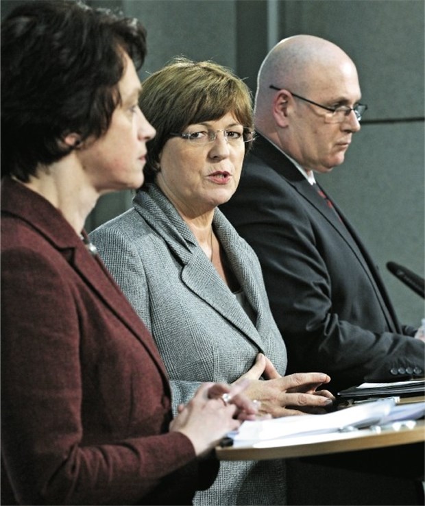 Kein Honorarkampf auf dem Rücken der Patienten Gemeinsame Botschaft an die Vertragsärzte: Bundesgesundheitsministerin Ulla Schmidt, KBV-Chef Andreas Köhler und Kassenchefin Dr. Doris Pfeiffer.