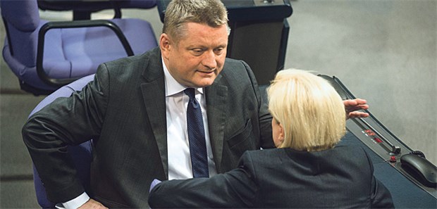 Teuer, luftleer und ohne Vision Gemeinsame Pflegepolitik: Hermann Gröhe und SPD-Politikerin Hilde Mattheis am Freitag im Bundestag.