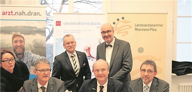Kompetenzzentrum soll für die Allgemeinmedizin begeistern Gemeinsame Vertragsunterzeichnung zur Gründung des Kompetenzzentrums Allgemeinmedizin. Von links: Dr. Gerald Gaß, Dr. Günther Matheis, Professor Ulrich Förstermann,Dr. Peter Heinz, Professor Michael Jansky. © Anke Thomas