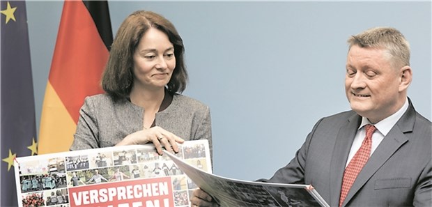 Gemeinsamer Auftritt zweier Noch- und bald vielleicht wieder GroKo-Minister: Katarina Barley (SPD) und Hermann Gröhe (CDU) nahmen am Dienstag von Pflegekräften Fotobotschaften entgegen.