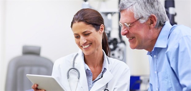 Gemeinsamer Blick auf die Praxishomepage: Patienten sollten bestenfalls über Verlinkungen direkt auf bestimmte Angebote oder Informationen geleitet werden – das empfinden sie als Service.