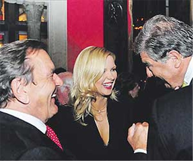 Prominente Hilfe für ALS-erkrankte Menschen Gemeinsamer Einsatz für ALS-Erkrankte: Ex-Bundeskanzler Gerhard Schröder, Schauspielerin Veronica Ferres und RWE-Chef Jürgen Großmann auf einer Charity Gala in Berlin.