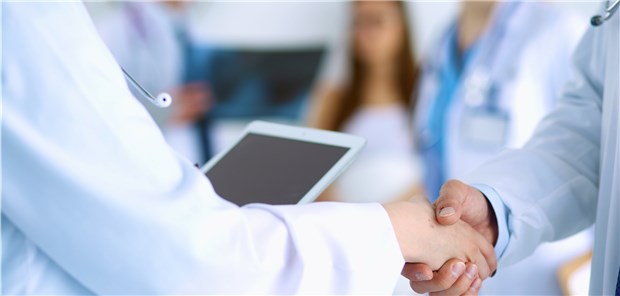 Gemeinschaftlicher Betrug: Die enge Zusammenarbeit mit einer BAG hat einen Arzt dazu gebracht, Grenzen zu überschreiten.