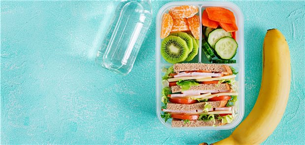 Gemüse, Obst, belegte Brote und Banane: Die Berliner Ernährungswissenschaftlerin Kerstin Dobberstein empfielt Krebspatienten eine pflanzenbetonte, ballaststoff- und abwechlsungsreiche Ernährung. Veganes oder vegetarisches Essen seien nicht notwendig.