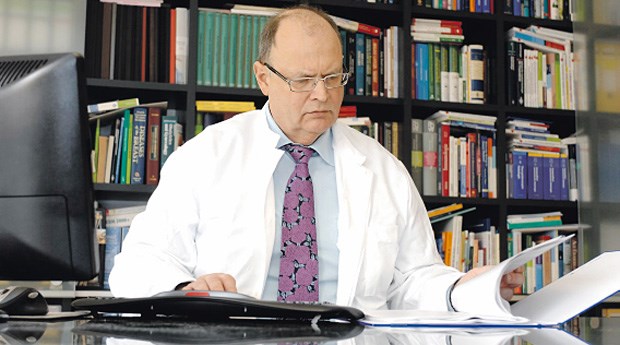 Genaues Studieren der EBM-Ziffern - ohne das geht es nicht. Denn selbst die Überschrift einer Ziffer zählt zum obligaten Leistungsinhalt.