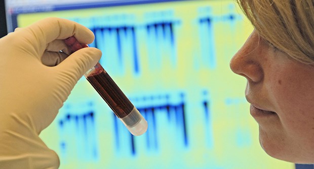 Genom-Analyse für jedermann ist in Reichweite Gene entziffern: Was hier in einer Gendatenbank geschieht, könnte bald schon für jeden Menschen möglich sein.