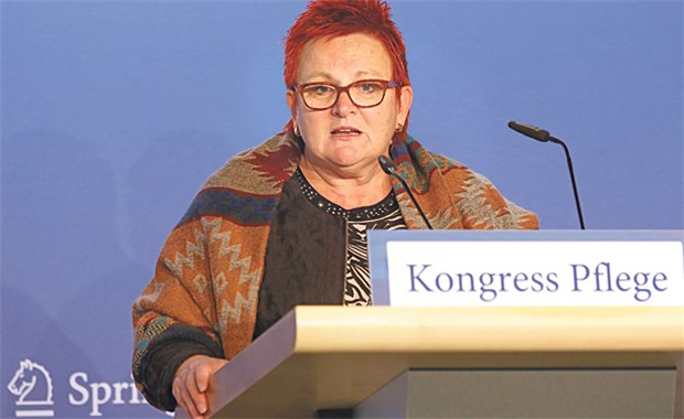 Pflegeberufe stehen vor historischer Herausforderung Generalistik kann den in der Pflege tätigen Menschen eine Perspektive geben: Elke Ferner, Staatssekretärin im Bundesfamilienministerium.
