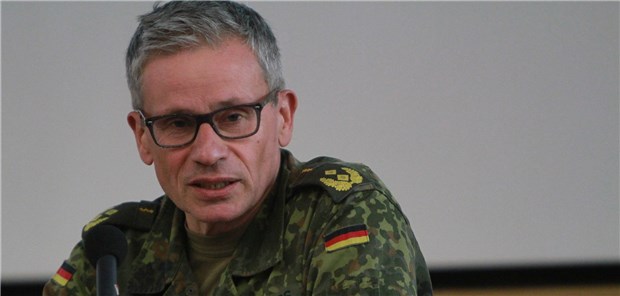 „Wir arbeiten im Sanitätsdienst nicht gewinnorientiert“ Generalstabsarzt Dr. med. Stephan Schoeps sagt: Der Frauenanteil im Sanitätsdienst liegt teilweise schon über 50 Prozent.