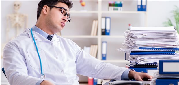 Genervt von den vielen bürokratischen Arbeiten sind wohl die meisten Ärzte.