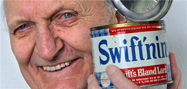 Care-Paket – wie ein Gewinn im Lotto Der 87-jährige Hans Feldmeier – in einer Aufnahme aus dem Jahr 2012 – zeigt eine Dose Schweineschmalz aus einem amerikanischen Care-Paket.
