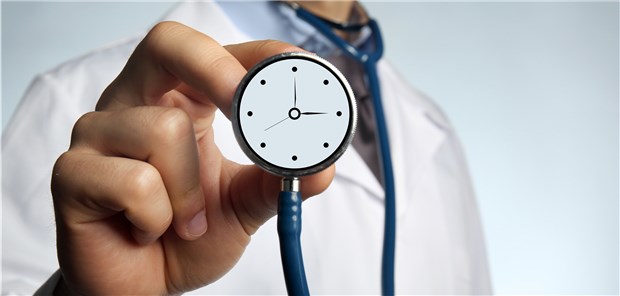 Genügend Zeit für die Patienten? Verwaltungsaufgaben sorgen für einen erheblichen Verlust an Behandlungszeit, beklagen Ärzte.