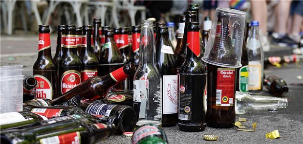 Psychotherapeutin und Autorin mahnt kritischeren Umgang mit Alkohol an Genussmittel Alkohol? Leere Flaschen nach Alkoholexzess. (Symbolbild aus dem Archiv)