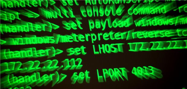 Buchstaben und Zahlen leuchten auf einem Bildschirm, auf dem ein Hacker-Programm geöffnet ist.