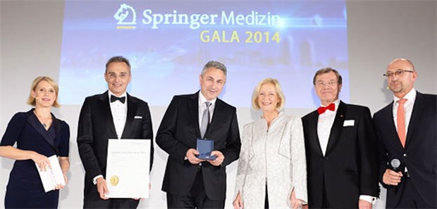 Preise für Innovationen und Ideen Georg Okroy (3.v.l.) von Biogen Idec nahm die Galenus-von-Pergamon-Medaille für Tecfidera® entgegen. Überreicht wurde der Preis von Bundesforschungsministerin Johanna Wanka (3.v.r.). Glückwünsche kamen von Moderatorin Susan Link (v.l.), Joachim Krieger, President Professional Businesses von Springer, Chefredakteur Wolfgang van den Bergh von der Ärzte Zeitung (v.r.) und dem Galenus-Jury-Präsidenten Professor Erland Erdmann.