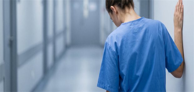 Gerade Pflegepersonal ist durch die hohe Belastung häufiger von psychischen Erkrankungen betroffen.