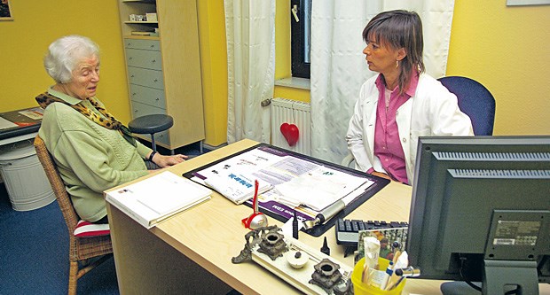 Compliance-Killer Babysprache Gerade ältere Patienten rücken mit dem wahren gesundheitlichen Problem nur zögerlich heraus, da ist Einfühlungsvermögen gefragt.