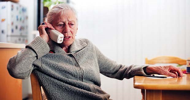 Telefon-Nepp mit Ginkgopräparaten Gerade alte Menschen werden oft Opfer von Betrügern.