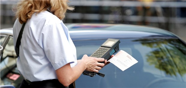 Gerade in Ballungsgebieten sind Parkplätze oft Mangelware. Für Ärzte auf Hausbesuch kann das unangenehm werden.