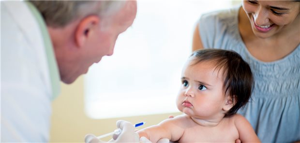 Gerade während der Corona-Pandemie ist ein umfassender, altersgerechter Impfschutz des Kindes wichtig. (Symbolbild mit Fotomodellen)