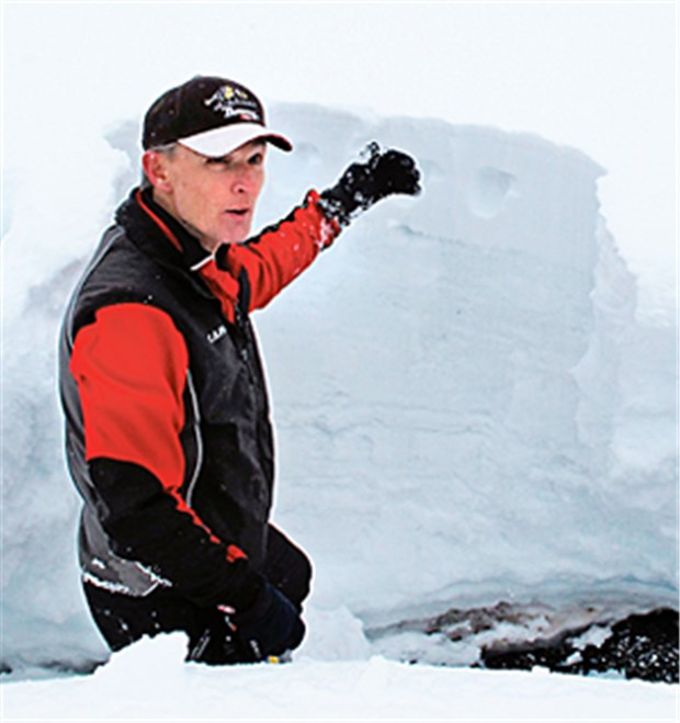 Oase der Ruhe: Schneeschuhwanderung nach Namlos Gerd Amann erklärt die Schneeschichten.