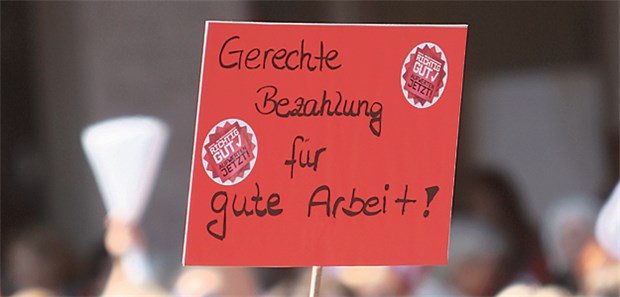 Da streikt auch das Herz! Gerechte Bezahlung für gute Arbeit! fordern hier Beschäftigte kommunaler Jugend- und Sozialämter in Mainz im Jahr 2015.