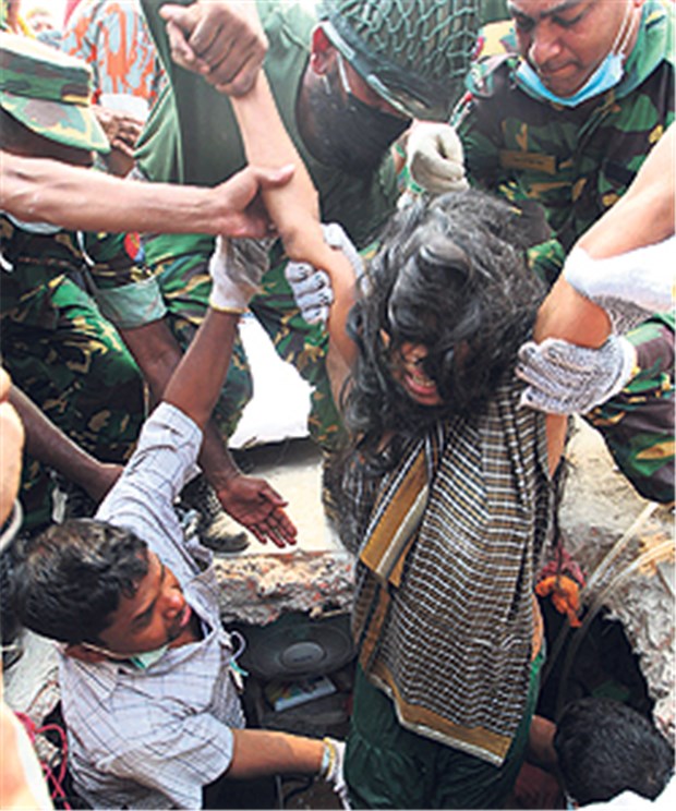 Deutschland - verhinderter Nachhilfelehrer Gerettet: eine Textilarbeiterin entkommt der Katastrophe von Dhaka im April 2013.