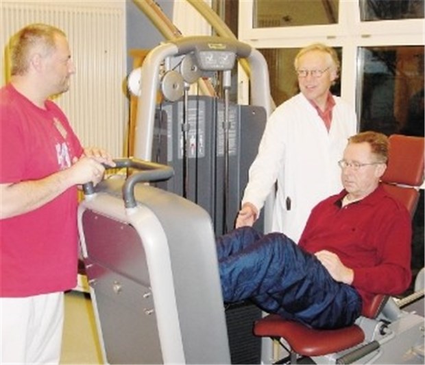 Ambulante geriatrische Reha ist auf Erfolgs- und Wachstumskurs Geriatrie-Chefarzt Otto Meyer zu Schwabedissen (mit Kittel) beim Training mit einem Patienten.