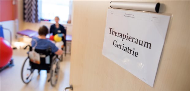 Geriatrie wird im Zuge des demografischen Wandels immer bedeutsamer. Für die Zusatzweiterbildung hält die Deutsche Gesellschaft für Geriatrie Kenntnisse aus dem Bereich Allgemeinmedizin, Innere Medizin und Neurologie für unerlässlich.