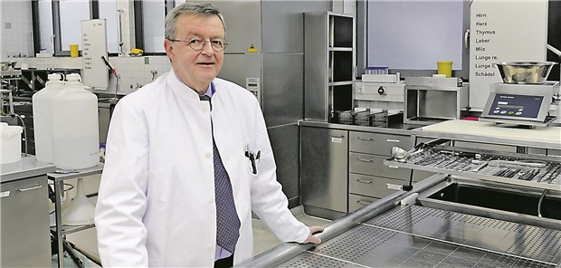 Der Mann für die ganz kniffligen Todesfälle Gerichtsmediziner Wolfgang Eisenmenger im Institut für Rechtsmedizin der Universität München.