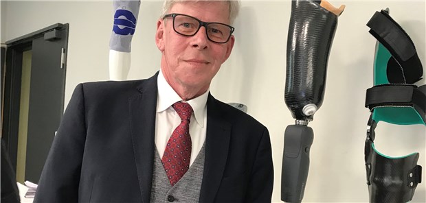 Gernot Kiefer, Vorstand des GKV-Spitzenverbandes, hier im Hintergrund mit einem mechatronischen Kniegelenk, verantwortet die Hilfsmittelversorgung.
