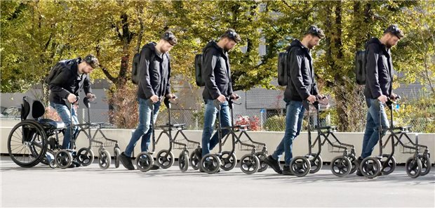 Gert-Jan Oskam steigt aus seinem Rollstuhl raus und geht.