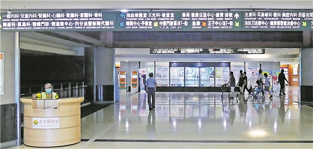 Geschäftiges Treiben am Zentraleingang des Chang Gung Memorial Hospital (CGMH) in Taoyuan.