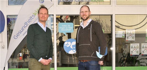 Gesundheitskiosk: Impfung braucht Vertrauen Geschäftsführer Alexander Fischer und Versorgungskoordinator Oliver Manske vor dem Hamburger Gesundheitskiosk. Hier werden Menschen über Gesundheitsförderung und Prävention aufgeklärt.