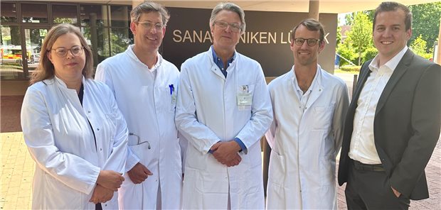 Dr. Tobias Noll ist neuer Chefarzt bei den Sana Kliniken Lübeck Geschäftsführer Dr. Christian Frank (rechts) mit dem Leitungsteam der Medizinischen Klinik I an den Sana Kliniken Lübeck: Dr. Beate Fischer , Dr. Tobias Katzer, Dr. Tobias Noll und Dr. Sven Callsen (von links).