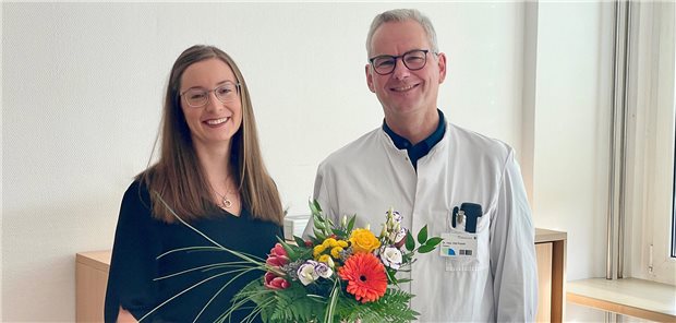 Olaf Pridöhl ist neuer Chefarzt für Chirurgie in Hoyerswerda Geschäftsführerin Juliane Kirfe begrüßt Dr. Olaf Pridöhl.