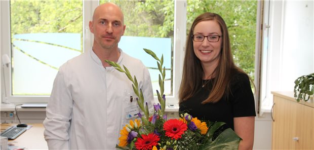 Neuer Chefarzt für Geriatrie in Hoyerswerda Geschäftsführerin Juliane Kirfe begrüßt den neuen Chearzt Dr. Josef Nees im Lausitzer Seenland Klinikum.